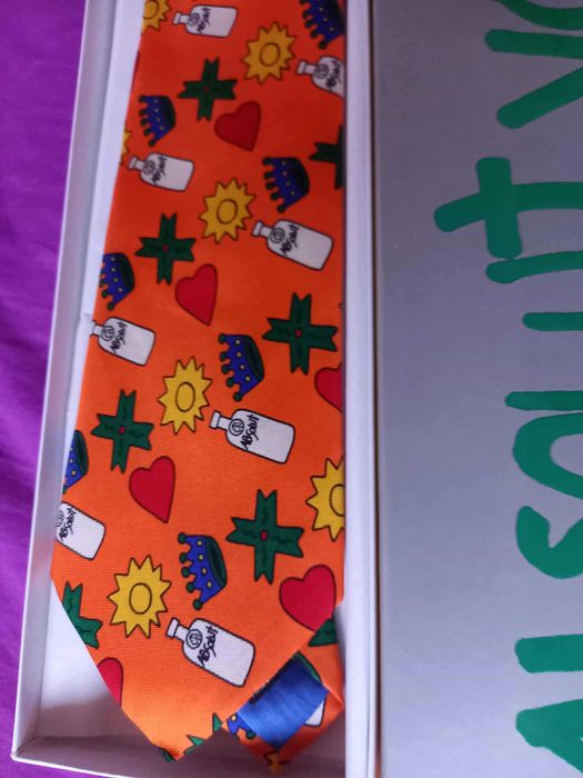 Cravată promo de petrecere, cu imaginea unor sticle, nouă, la cutie