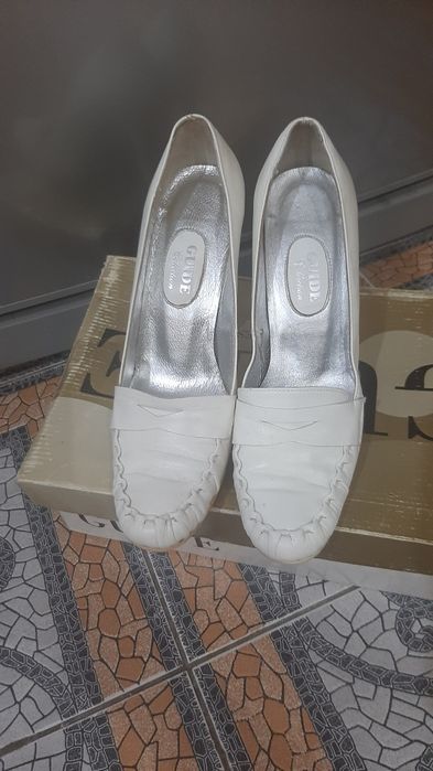 Продам белые свадебные туфли р.36