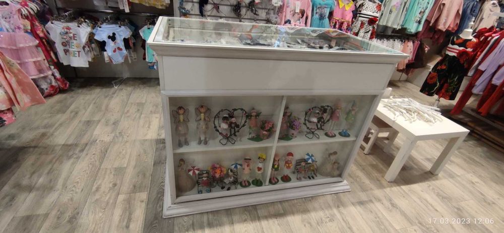 Бюра с чекмеджета за търговски обект