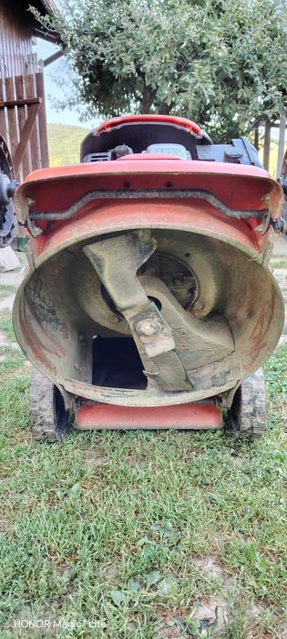 Mașină de tuns gazonul Husqvarna LC 140P pentru piese.