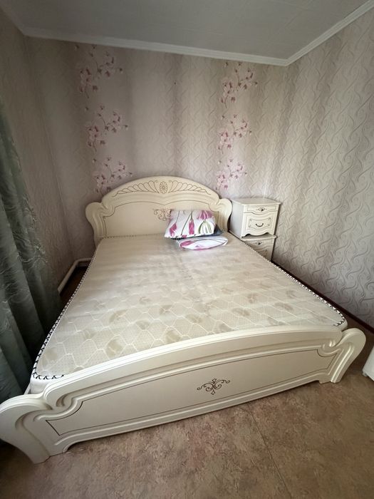 Продам кровать евро с матрасом илеальное состояние