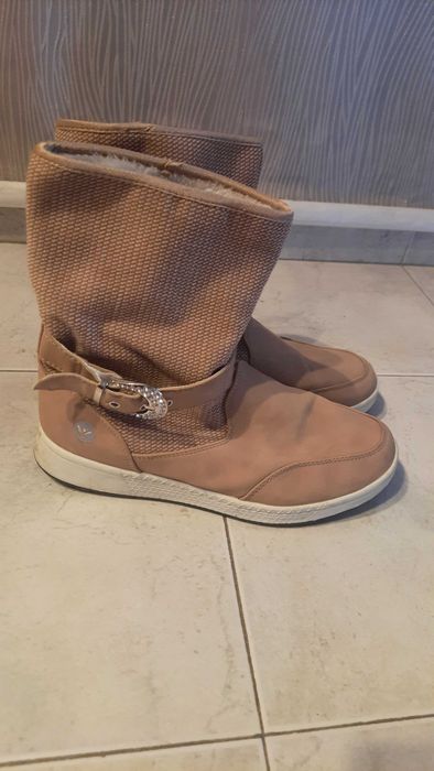 Дамски бежови ботушки с пух