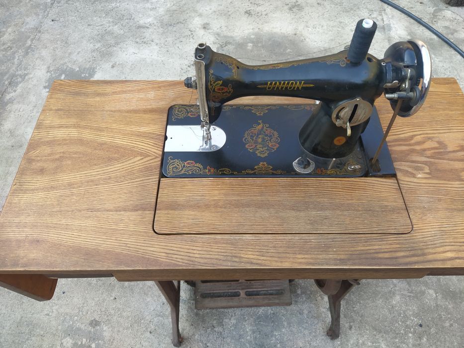 Mașină de cusut UNION veche
