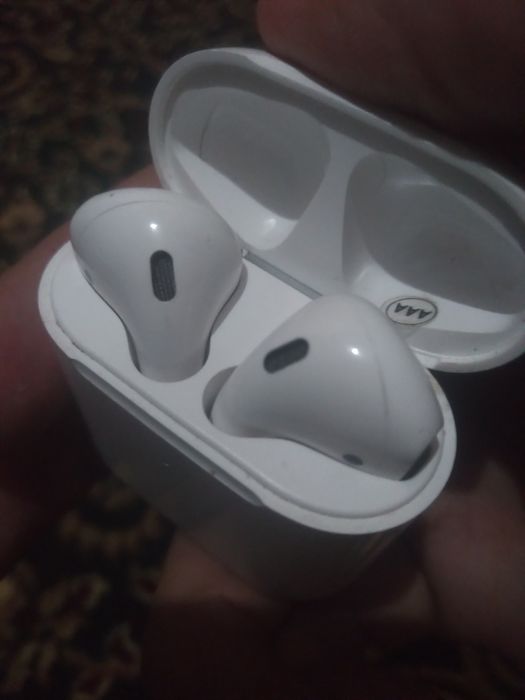 Air pods sotiladi. Naushnik