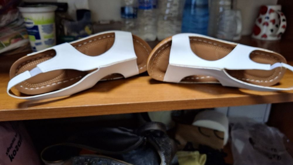 Продавам чисто нови дамски сандали