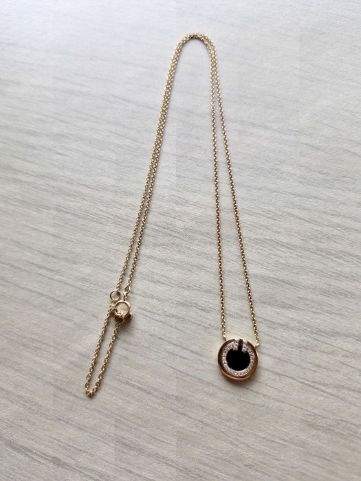 Diamond and Black Onyx Circle Pendant in Rose Gold, adică un pandantiv din colecția Tiffany T, cu aur roz, diamante și onix negru