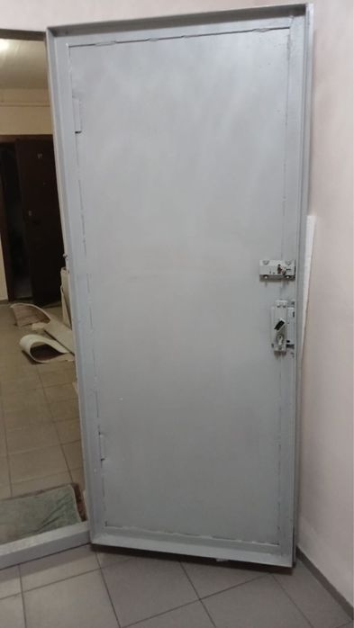 Продам железную дверь бу