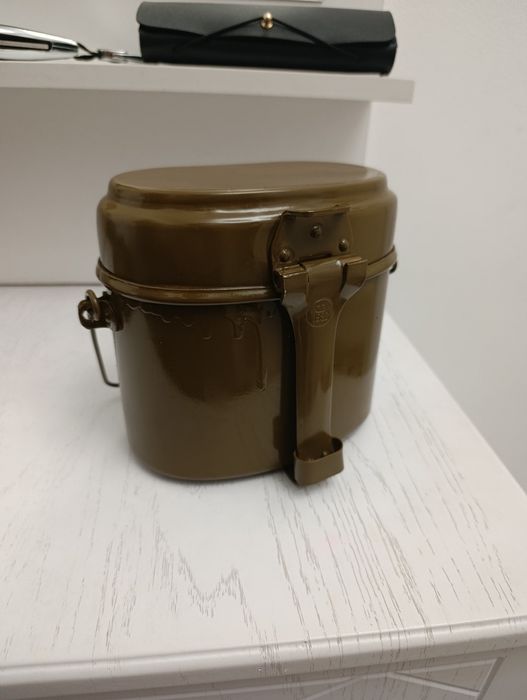 Армейская фляшка и котелок