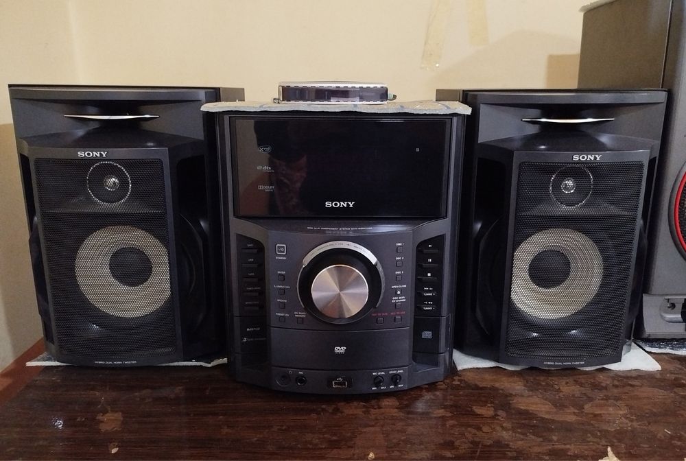 Prodaetsa Sotiladi SONY  Radio aux disk usb port