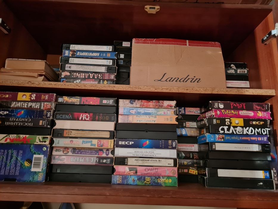 Провод для компьютера, видеомагнитофон, кассеты