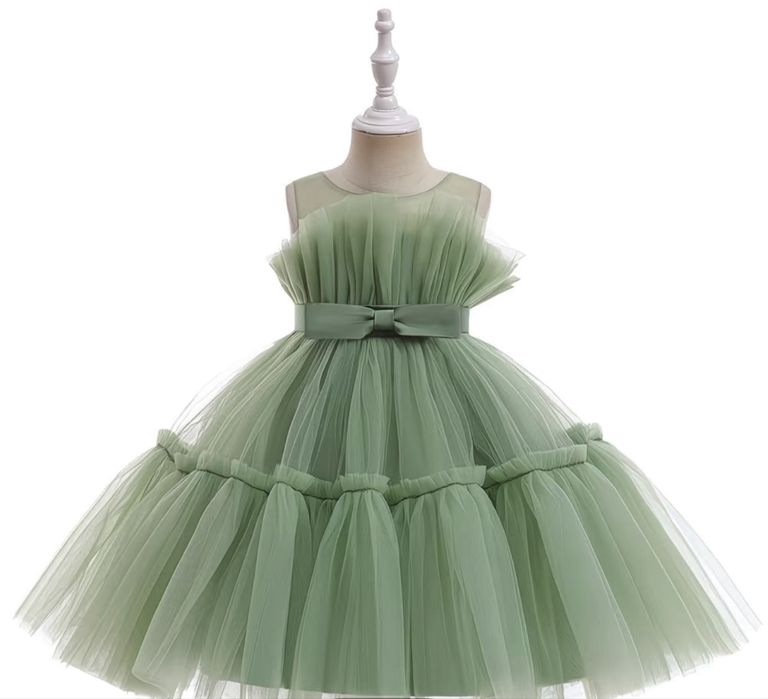 Продам  белые нарядные платья на девочек