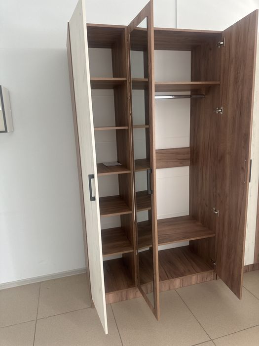 Шкаф трех дверный