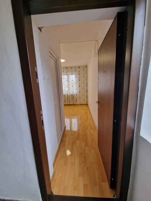 Vând garsonieră confort 3 etaj3/4 proaspăt renovată cu baie proprie.