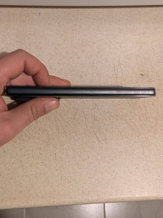 Продавам смартфон Honor Magic V2