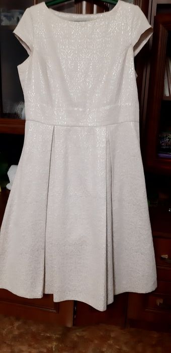 Изящное женское платье