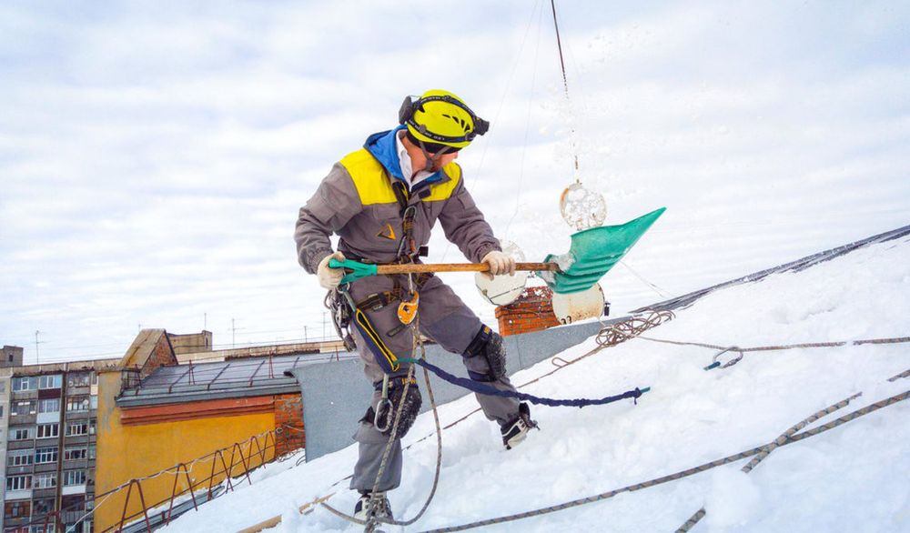 Чистка снега на крыше