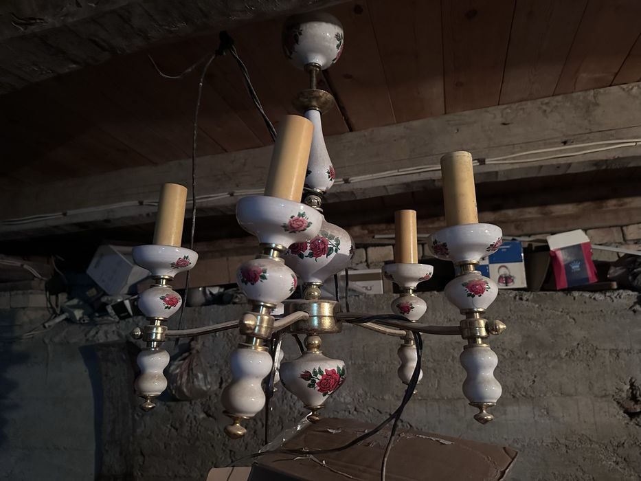 Светильник + имеется еще такая же люстра