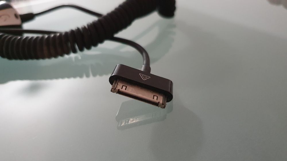 Vând încărcător auto IPhone 4s