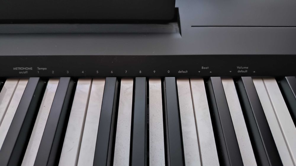 Yamaha p145B со стойкой и педалью