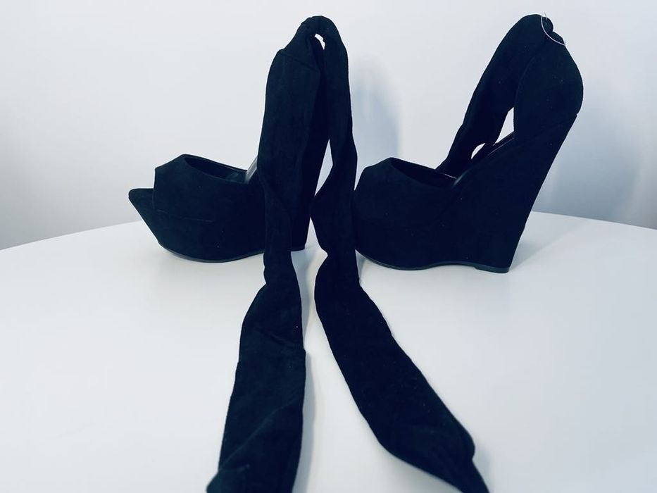 Fauxsuede high heel platform sandale