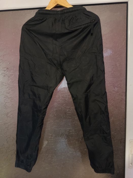 Камуфлажен анцунг nike sportswear tech fleece и шушлякови панталони ni