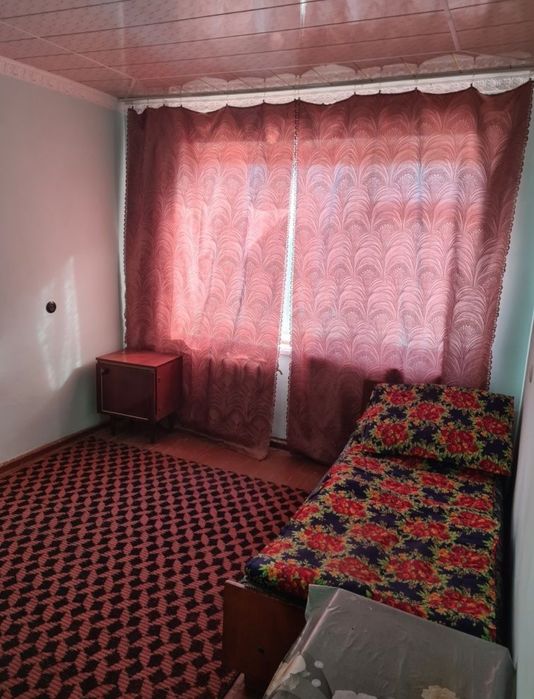 Бўстонлиқ тумани Чорбоғ шахарчасида 1 хонали квартира сотилади.