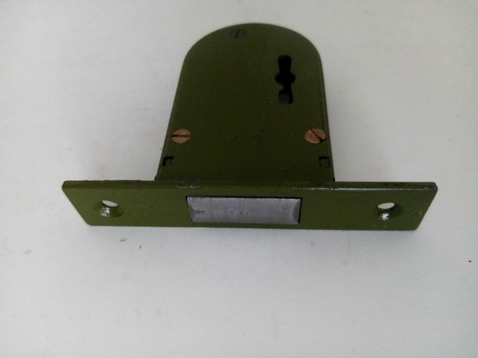 Стар полски катинар, здраво затварящ, брава с обикновен ключ и дръжки