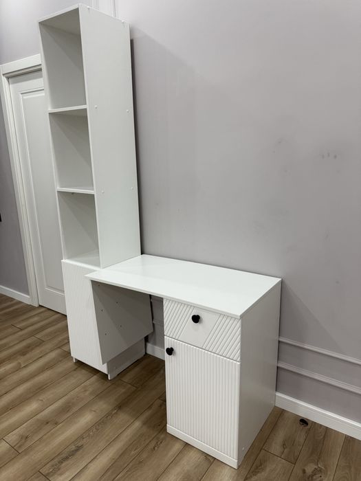 Продам стол+пенал для школьника