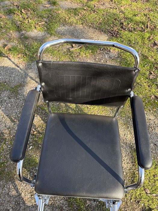 Тоалетен инвалиден стол