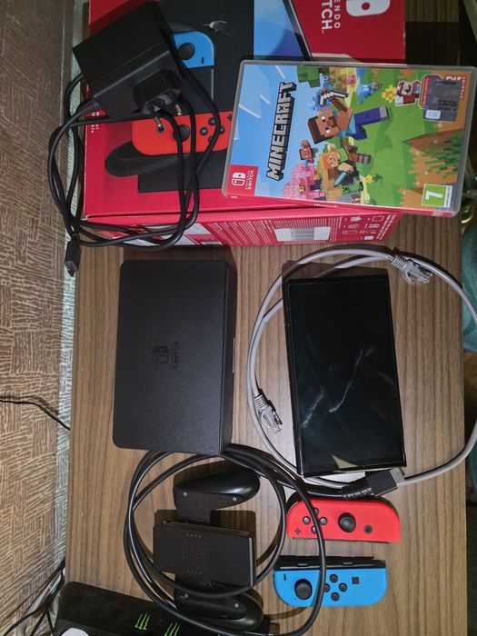 Nintendo Switch OLED конзолата е в отлично състояние, като нова.