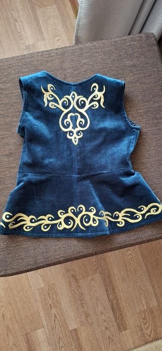 Продам камзол на девочку 7-8 лет