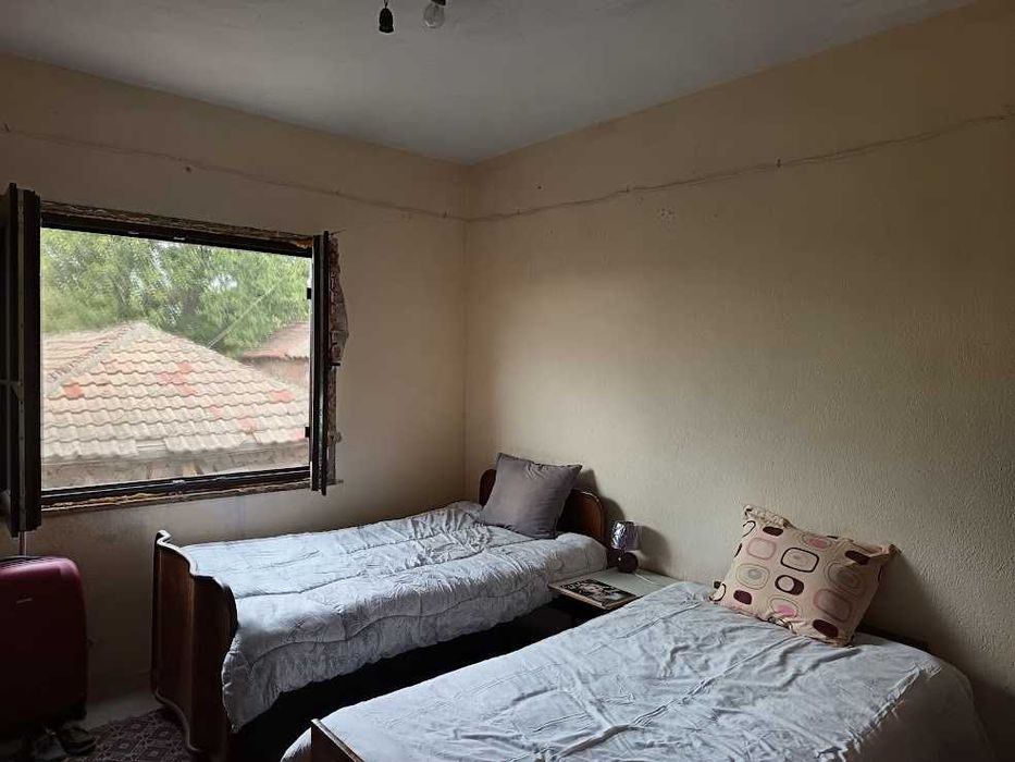 Масивна двуетажна къща в село Младиново