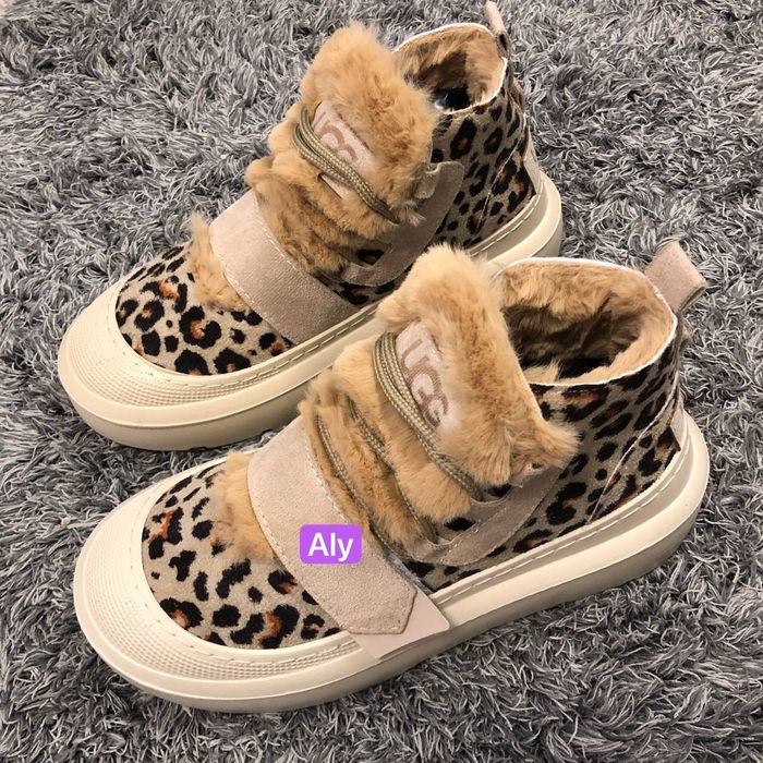 Ugg-uri diferite modele