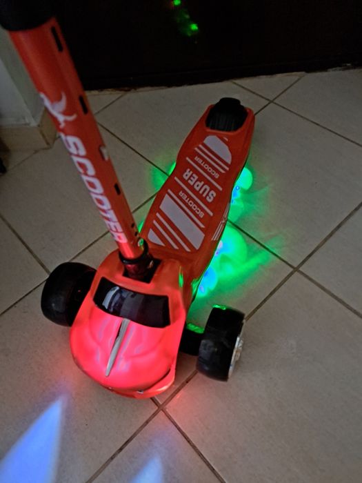 Vând trotineta Monster Truck Action One