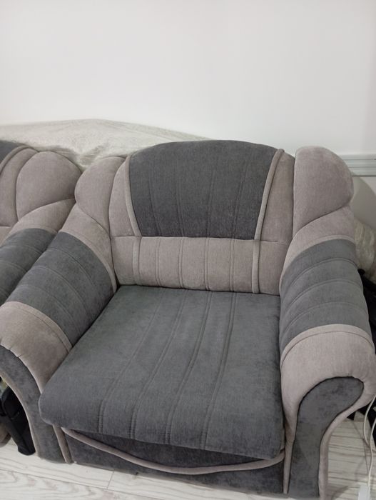 Диван вместе с креслом.