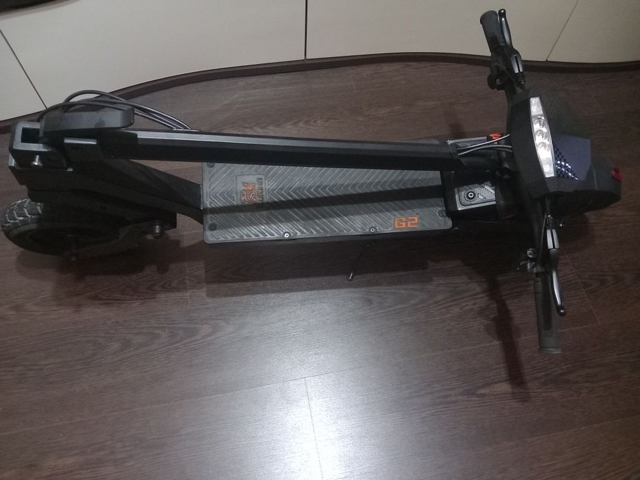 Trotinetă electrică și cască