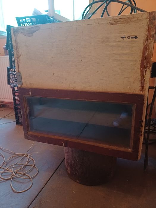 Vând două incubatoare