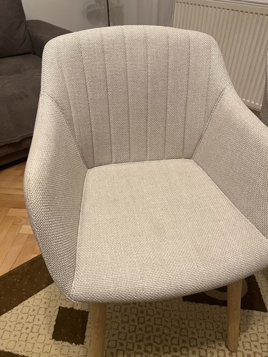 Vand 2 scaune tapitate, culoarea crem