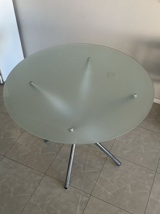 Кръгла стъклена маса