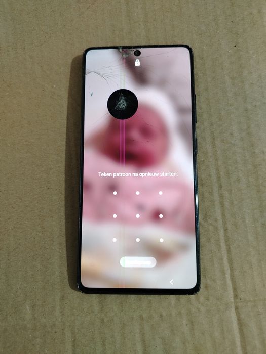 Samsung Galaxy S10 Lite  cu display-ul spart. Are o pată pe display. Are pattern. Touch functional