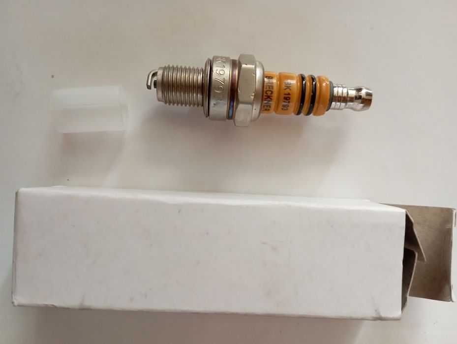 4 bujii motor in 2 timpi cod CMR6H, NGK3365,