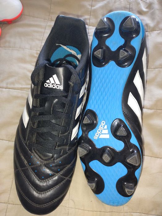 Футболни обувки чисто нови
