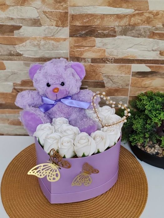 Aranjament deosebit cu ursuleț de plus si trandafiri de sapun