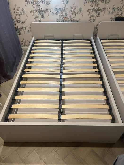 Продам 2 кровати и тумбочку