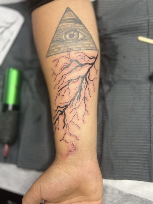 Tatuaje fine line, one line și glitter (tehnica sclipici)