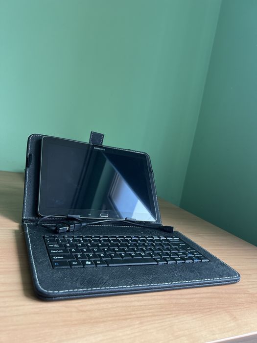 Таблет Samsung, калъф и сгъваема поставка с клавиатура