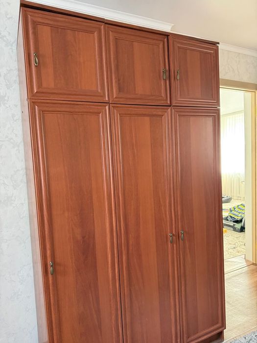 Классический трехстворчатый распашной шкаф