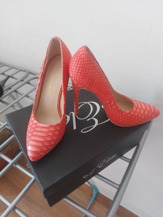 Туфельки  новую  продаются