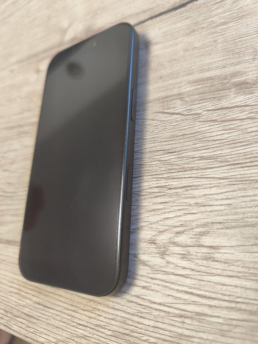 Vând iPhone 16 folosit, în stare foarte bună, huse cadou