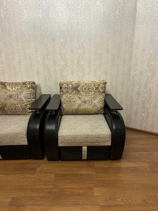 Продам угловой диван с креслом и пуфиком